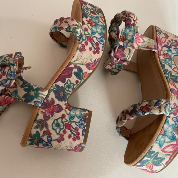 Floral Platforms - Picture 2 of 5